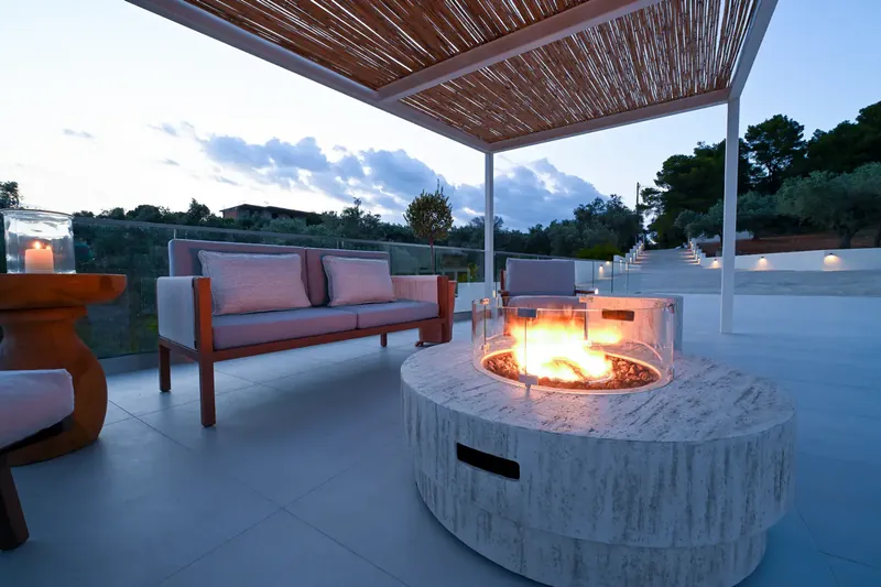 Emerald Diamond Villa: the outdoor lounge and fire pit