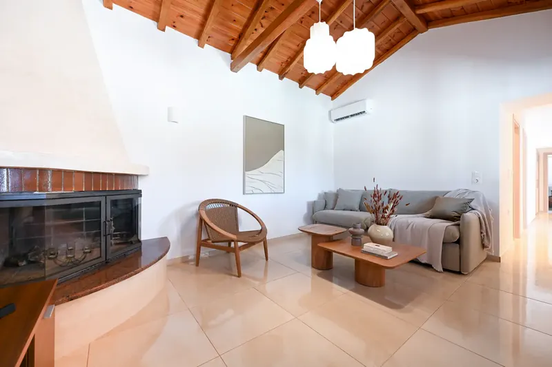Emerald Diamond Villa: the living room under the timber roof