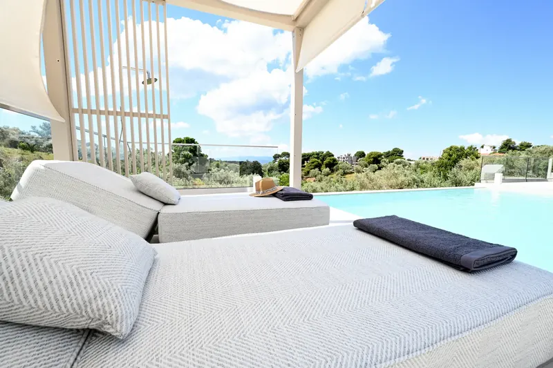 Emerald Diamond Villa: loungers under the pergola by the pool