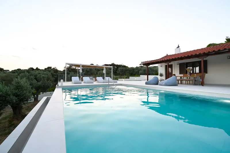 Emerald Diamond Villa: the house behind its private pool