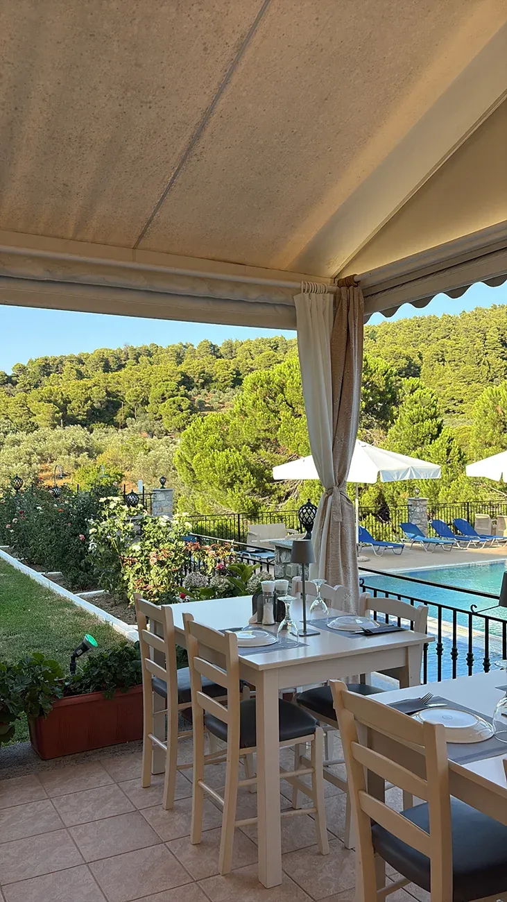 A taverna table above the pool